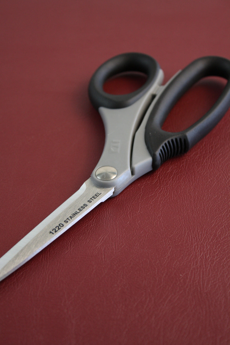 8.5″ Kai 1220ST Dressmaking Shears