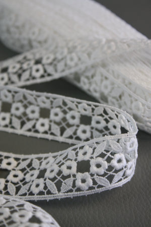 #50 Archival Austrian Guipure Lace - 3cm | Off White Floral