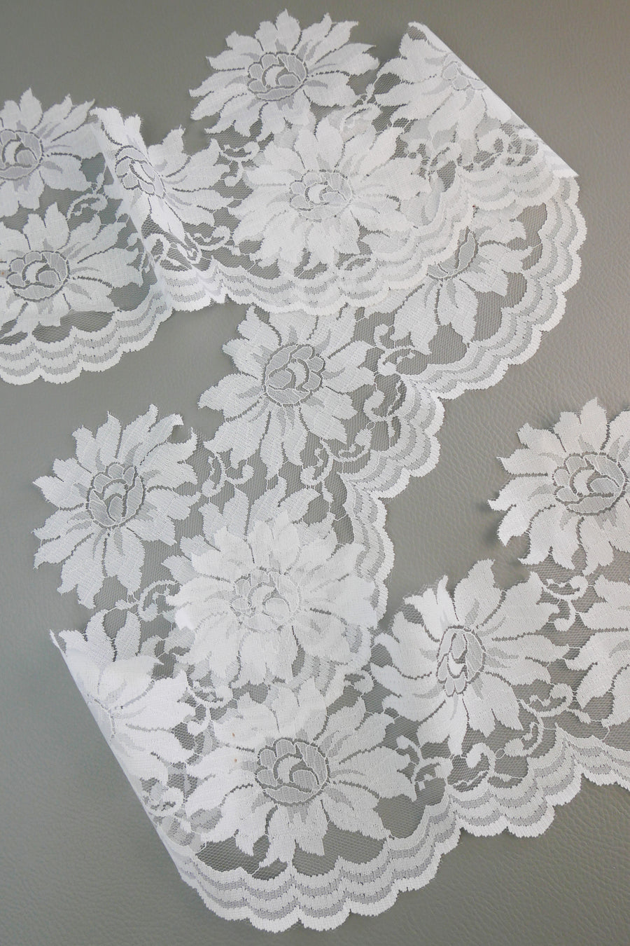 #79 Archival English Chantilly Lace - 16.5cm | Off-White