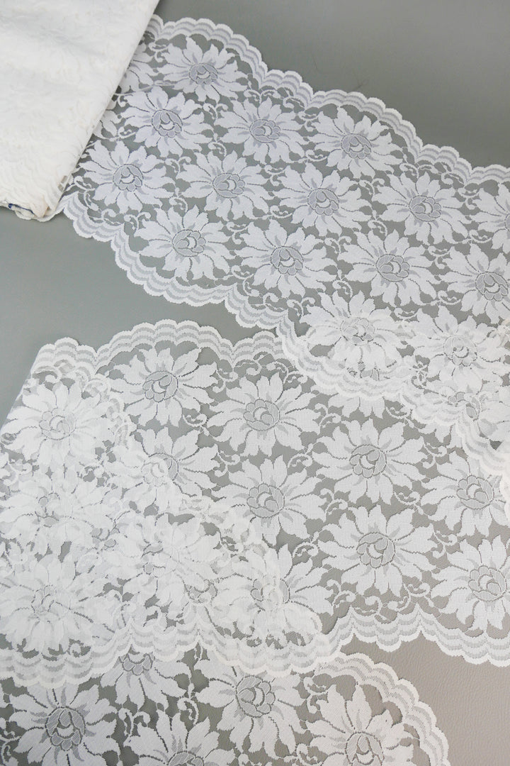 #81 Archival English Chantilly Lace - 27cm | Off-White