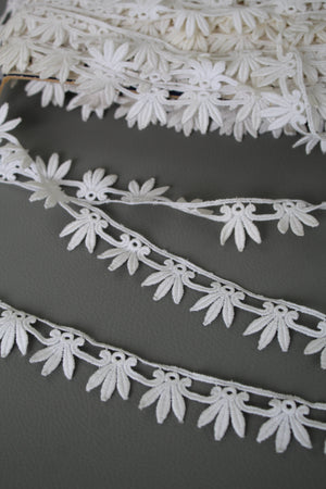 #49 Archival Roman Lace - 3cm | White Leaf