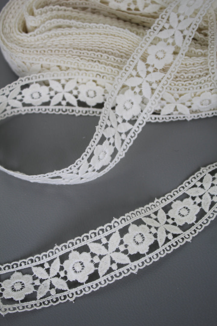 #45 Archival Austrian Guipure Lace - 4.5cm | Off White Floral