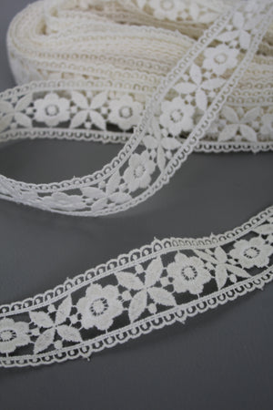 #45 Archival Austrian Guipure Lace - 4.5cm | Off White Floral